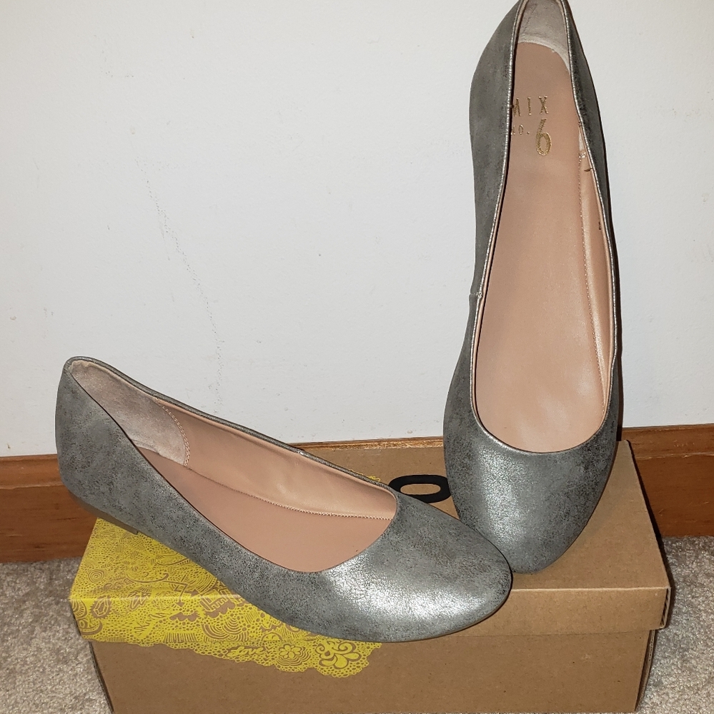 Women's Silver Flats Size 11 M